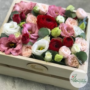 Сборный букет цветов в ящике