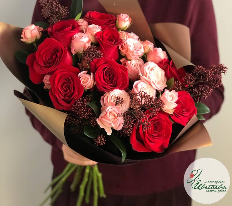 Романтичный букет с розами на День влюбленных