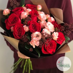 Романтичный букет с розами на День влюбленных