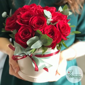 Шляпная коробка с розами и эвкалиптом