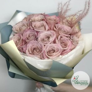 Букет из 19 роз с ковылью