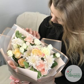 Нежный букет с розами и хризантемой