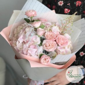 Нежно розовый букет цветов с гортензией
