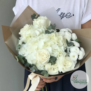 Белоснежный букет с гортензиями и розами