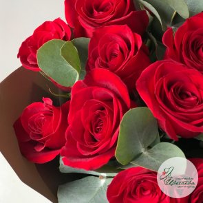 Букет с красными розами и эвкалиптом