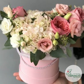 Цветы в нежно розовой шляпной коробке