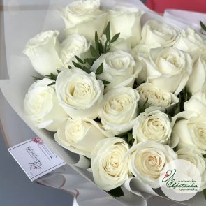 25 белых роз с фистацией