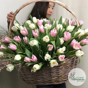 Большая корзина тюльпанов на 8 марта