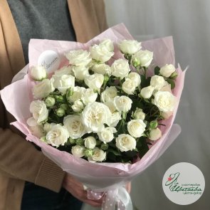 Букет из 11 белых кустовых роз