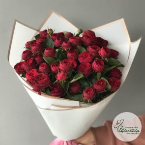 Букет из 9 красных кустовых роз