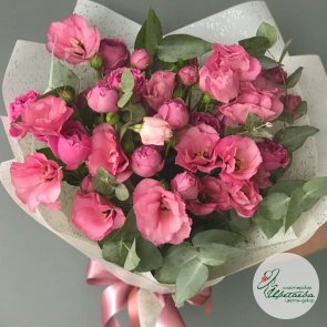 Ярко-розовый букет с кустовой пионовидной розой и эустомой 