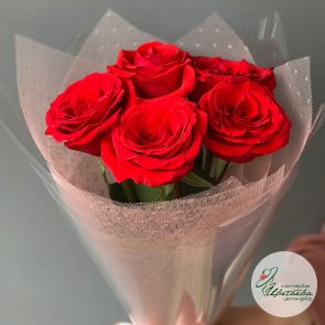 Букет из 5 красных роз для учителя