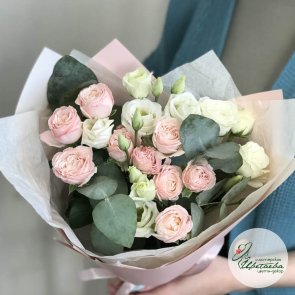 Букет из кустовых роз с лизиантусом