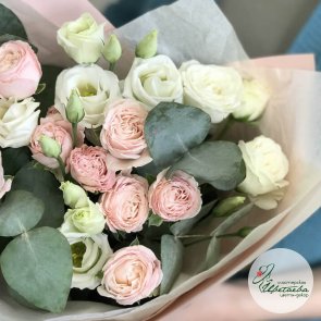 Букет из кустовых роз с лизиантусом