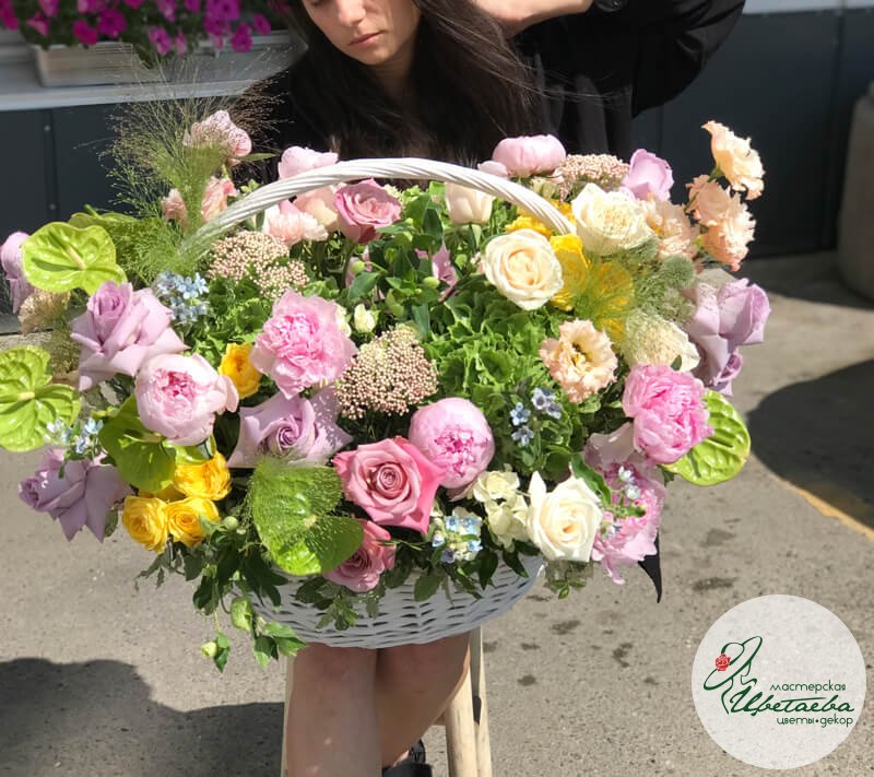 Огромная корзина со свежими цветами