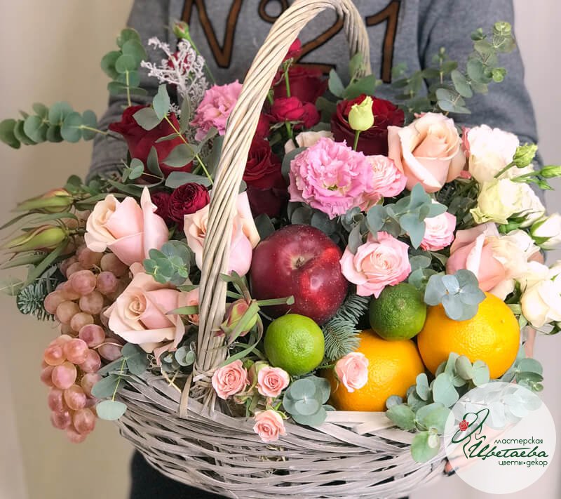 Подарочные корзины с фруктами и цветами