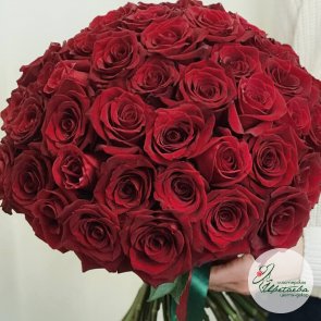 Красные розы с лентой