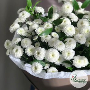 Большой букет белых хризантем с эвкалиптом