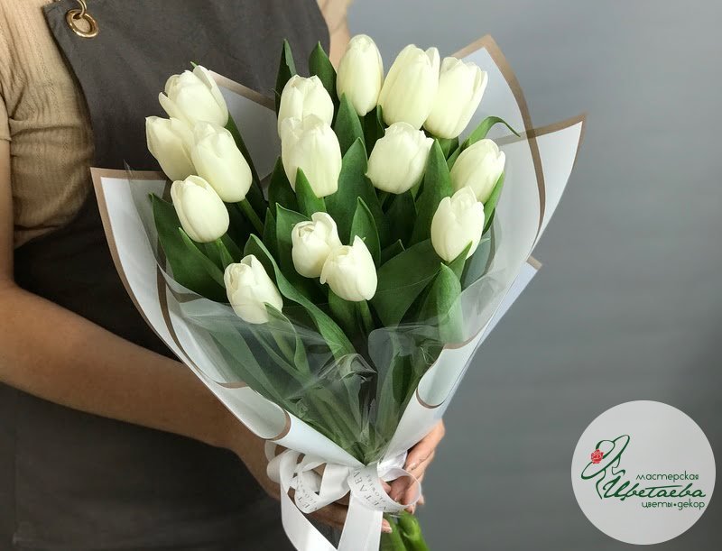 Букет из белых классических тюльпанов