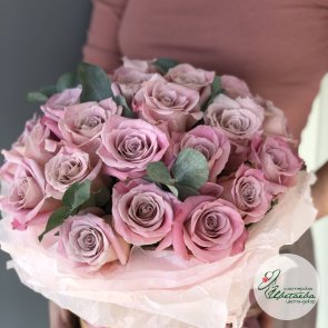 Шляпная коробка с розами и эвкалиптом