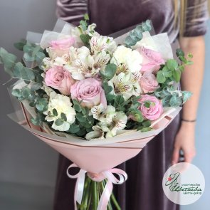Букет «Розовый бархат» с розами и альстромерией