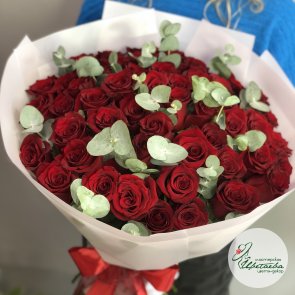 Яркий букет из 51 красной розы с эвкалиптом
