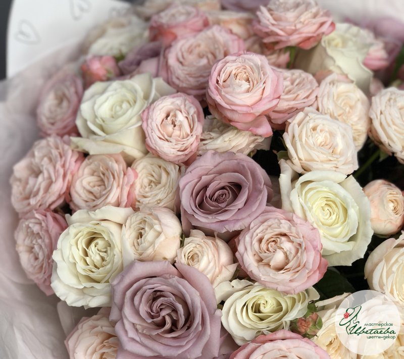 Необычный букет из классических и кустовых пионовидных роз