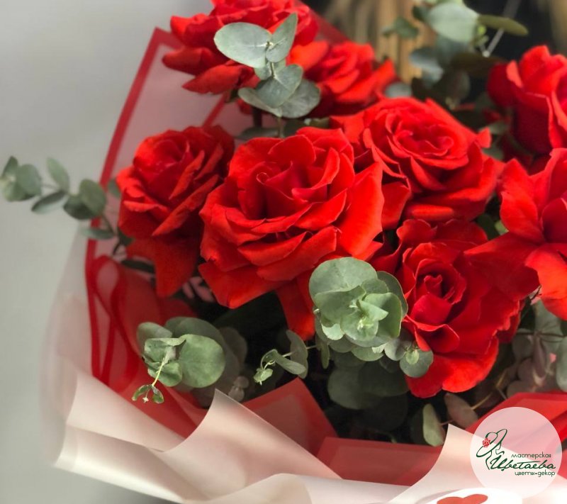 Яркий букет из 9 алых роз для вашей возлюбленной