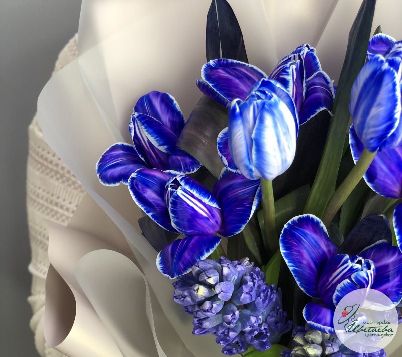 Букет «Невероятно синий» из гиацинтов и тюльпанов