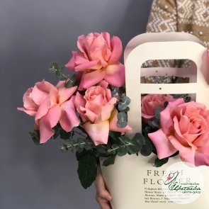 Цветочная композиция в сумочке из 7 французских роз