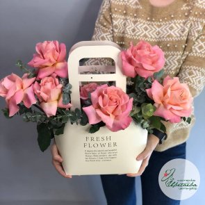 Цветочная композиция в сумочке из 7 французских роз