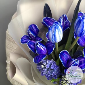 Букет «Невероятно синий» из гиацинтов и тюльпанов