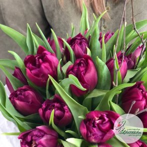 Шляпная коробка с яркими пионовидными тюльпанами