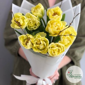 Букет для дочки из 11 ярких пионовидных тюльпанов 