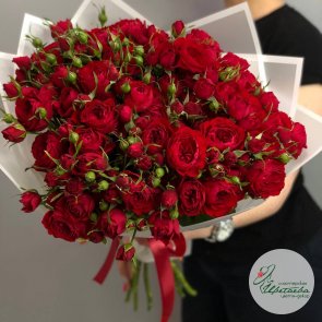 Букет из 11 красных кустовых роз