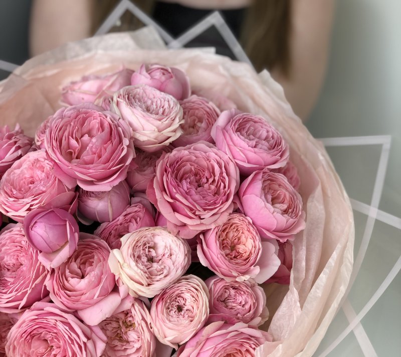 Нежный букет из розовой кустовой розы