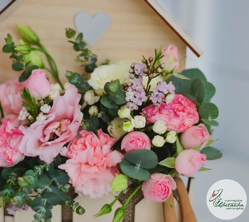 Цветочный домик с живыми цветами