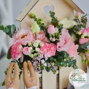 Цветочный домик с живыми цветами
