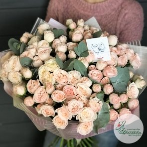 Большой букет из 35 нежных кустовых роз «Бомбастик»