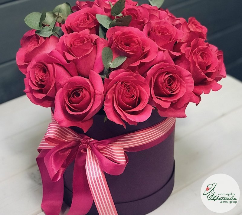 19 ярких роз в шляпной коробочке