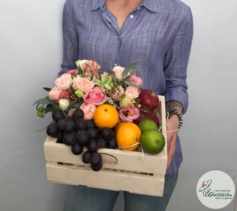 Ящик с фруктами и цветами