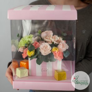 Букеты цветов в коробках с конфетами