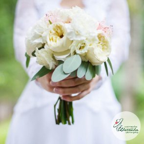 Свадебный букет из пионовидной розы и гвоздики